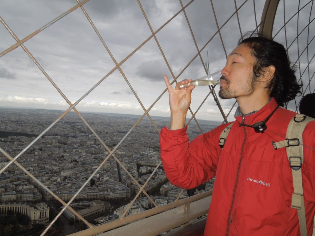 小指を立ててシャンパンを飲みます。エッフェル塔の頂上です。